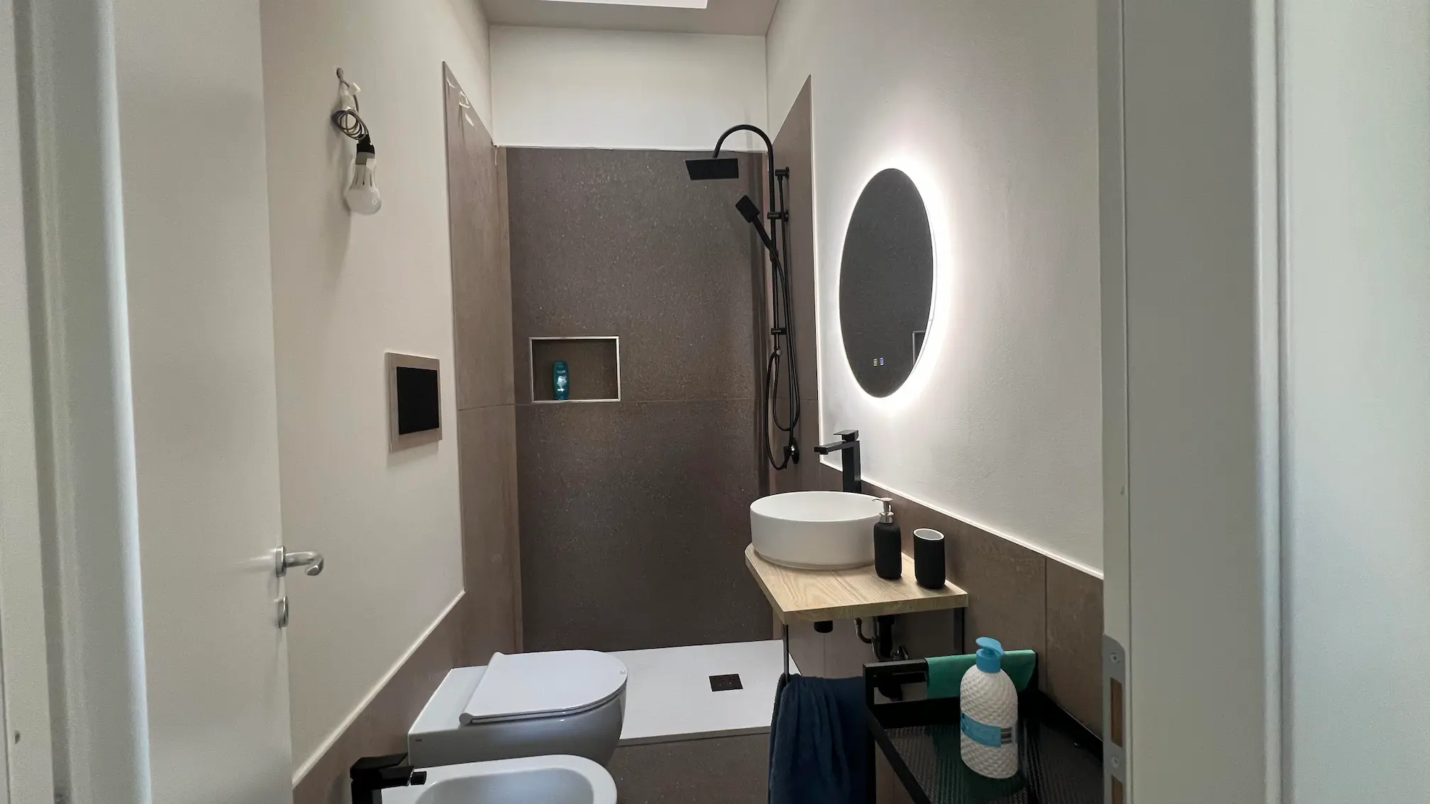 Bagno moderno con box doccia