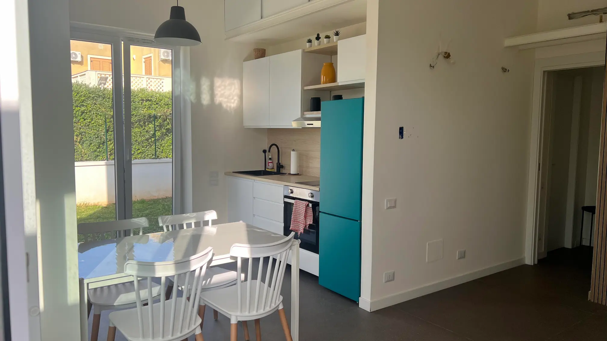 Cucina luminosa e attrezzata del bilocale