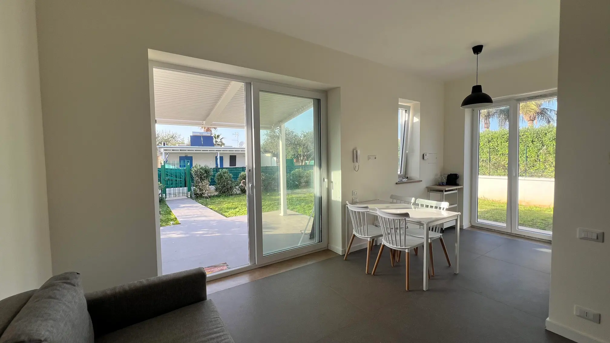 Zona living con divano e arredi moderni